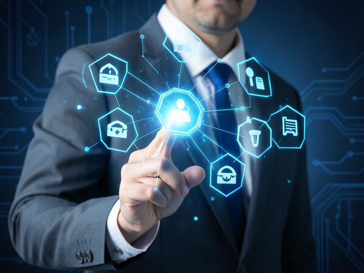 Profissional tocando ícones digitais de proteção e seguros